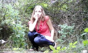 Телочка спустила трусики и присела в лесу поссать на глазах дружка с камерой