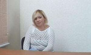 Зрелая толстушка на приватном кастинге показывает тело и трахается