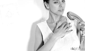 Сексуальная милфа получила оргазм направив сильную струю воды на клитор