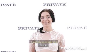 Очень озорная брюнетка на приватном кастинге отвечает на вопросы