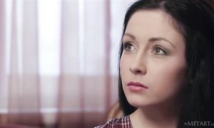 Молодая брюнетка с красивым телом раздевается и ласкает себя